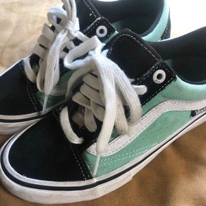 Women’s size 5 vans excellent used condition! Big girls unisex